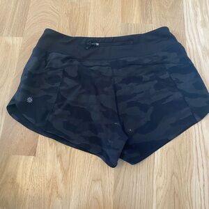Athleta Run With It Reflective Printed 3.5” Shorts Black Camo